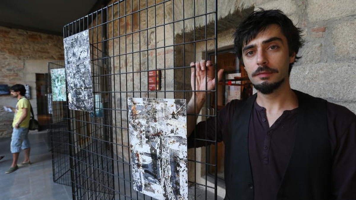 Iván Barreiro estuvo ayer en el museo en la apertura de esta muestra de fotografías. L. DE LA MATA