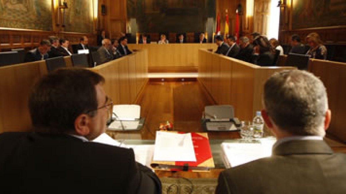 Un momento del pleno extraordinario celebrado ayer en la Diputación.