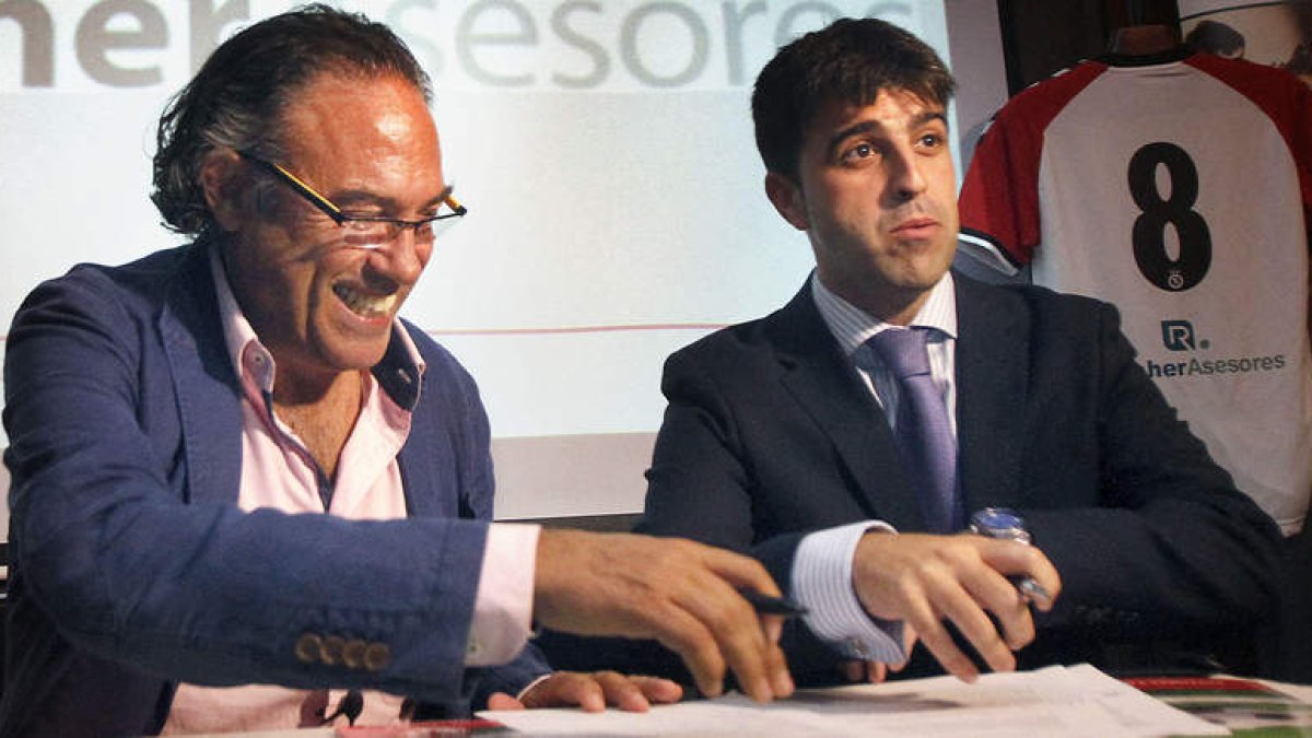 Felipe Llamazares, a la izquierda, gana la partida por el poder en la Cultural a la otra parte de la junta gestora, liderada por Pablo Roberto Herrero, derecha.