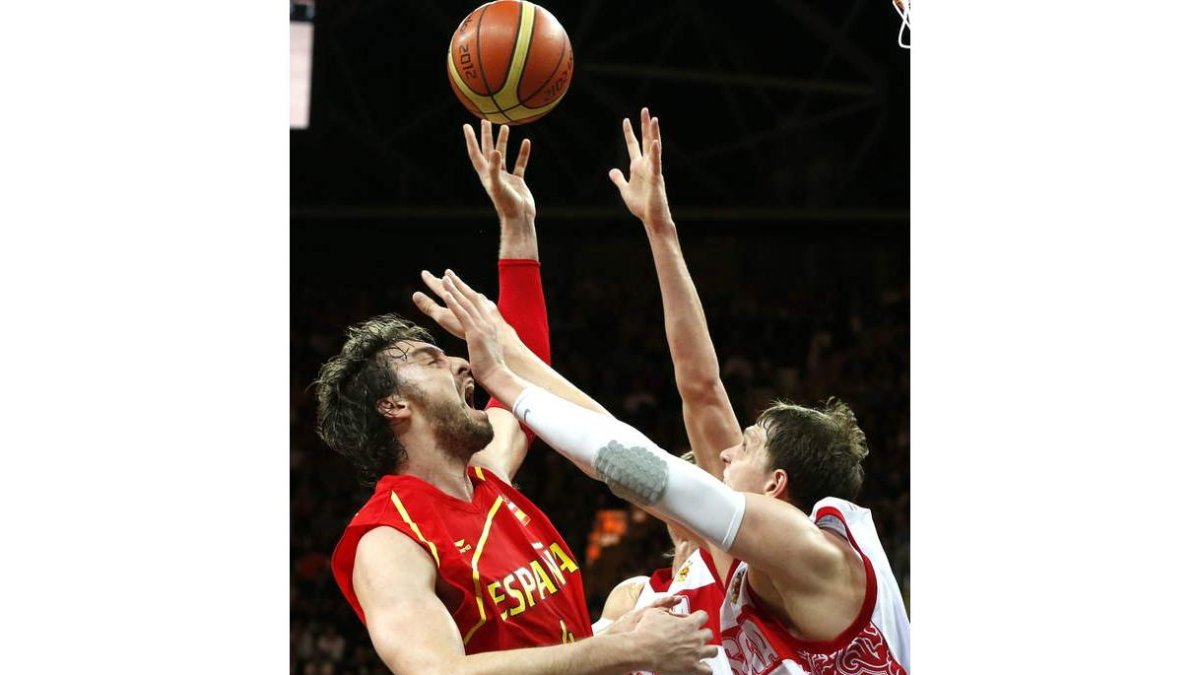 Pau Gasol pelea el balón con Alexey Shved correspondiente al grupo B de la fase preliminar.
