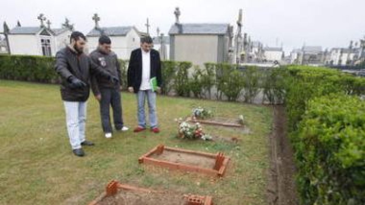 Los últimos enterramientos en el cementerio musulmán marcados por ladrillos.