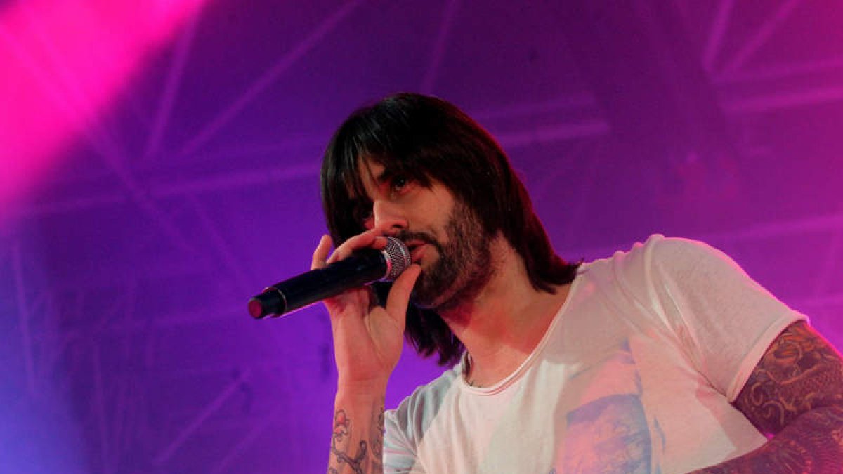 El concierto de Melendi atrajo a miles de personas que llenaron el Bembibre Arena.