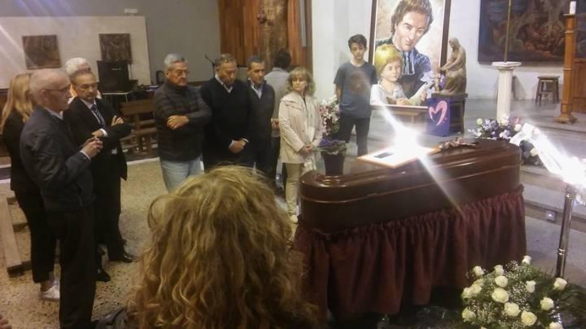 Cientos de personas han comenzado a pasar por la capilla ardiente del Hermano Tomás.