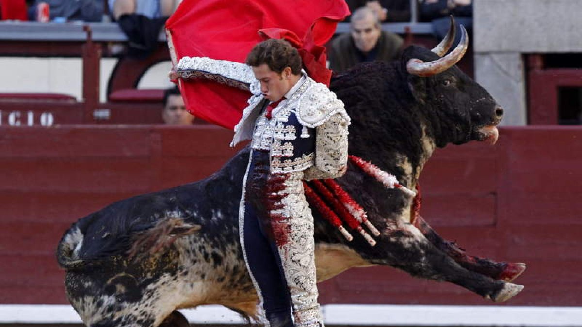 El mexicano Arturo Saldívar da un pase a su segundo toro.