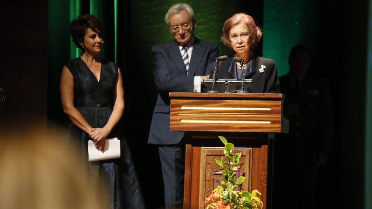 La reina Sofía, durante su discurso en la gala 'Mano Amiga' de Alzhéimer León. Detrás, Irma Soriano y Luis del Olmo, presentadores del acto.
