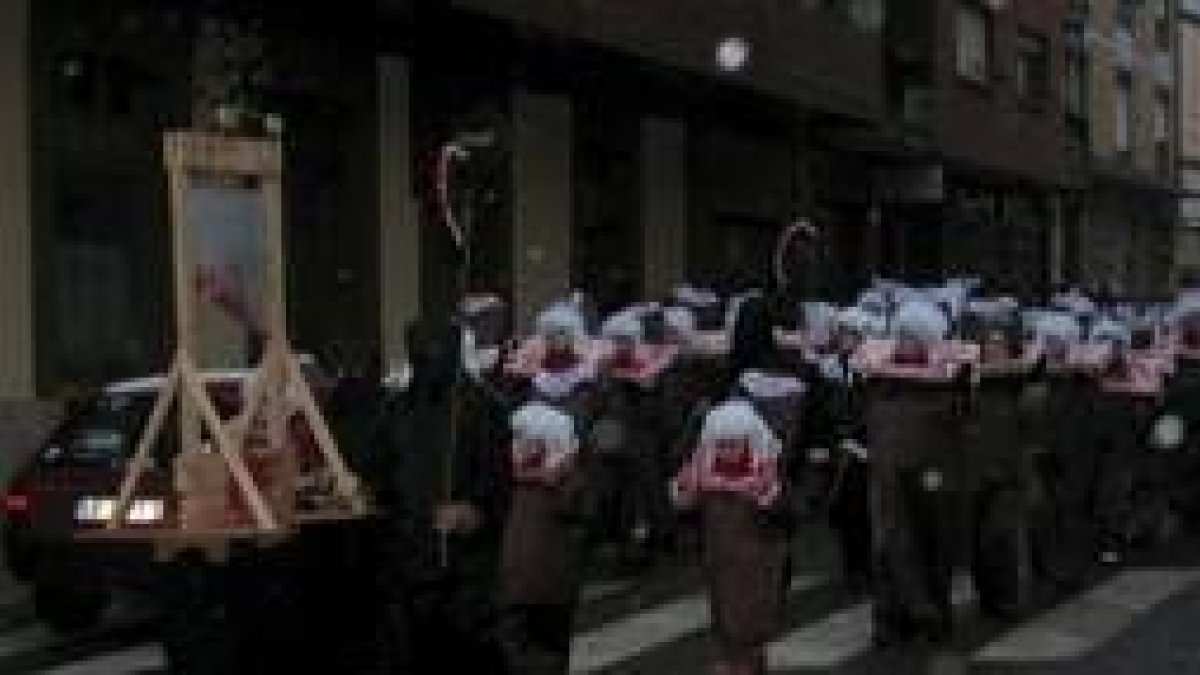 Los participantes en el carnaval de Cistierna desfilaron bajo la nieve