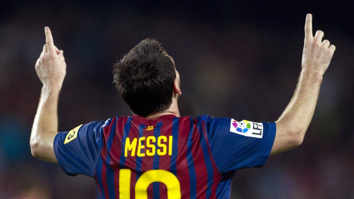 El delantero argentino del Barcelona, Lionel Messi, celebra su tercer gol, el quinto de su equipo, frente al Atlético.