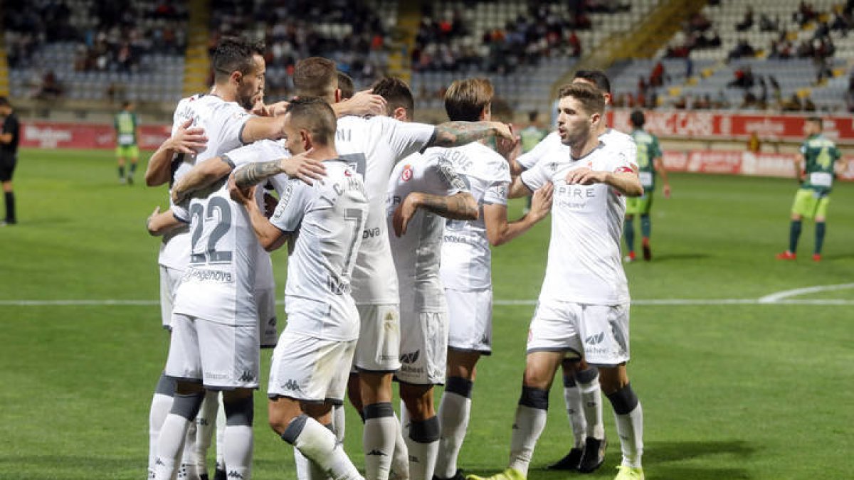 Jugadores de la Cultural, en el partido ante el Guijuelo. MARCIANO PÉREZ