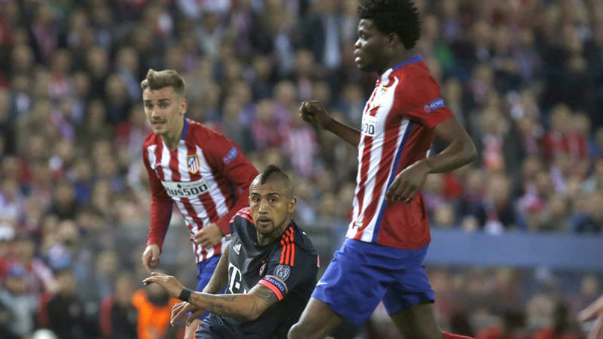 Arturo Vidal, rodeado por Griezmann y Thomas, durante la ida entre el Atlético y el Bayern. KIKO HUESCA