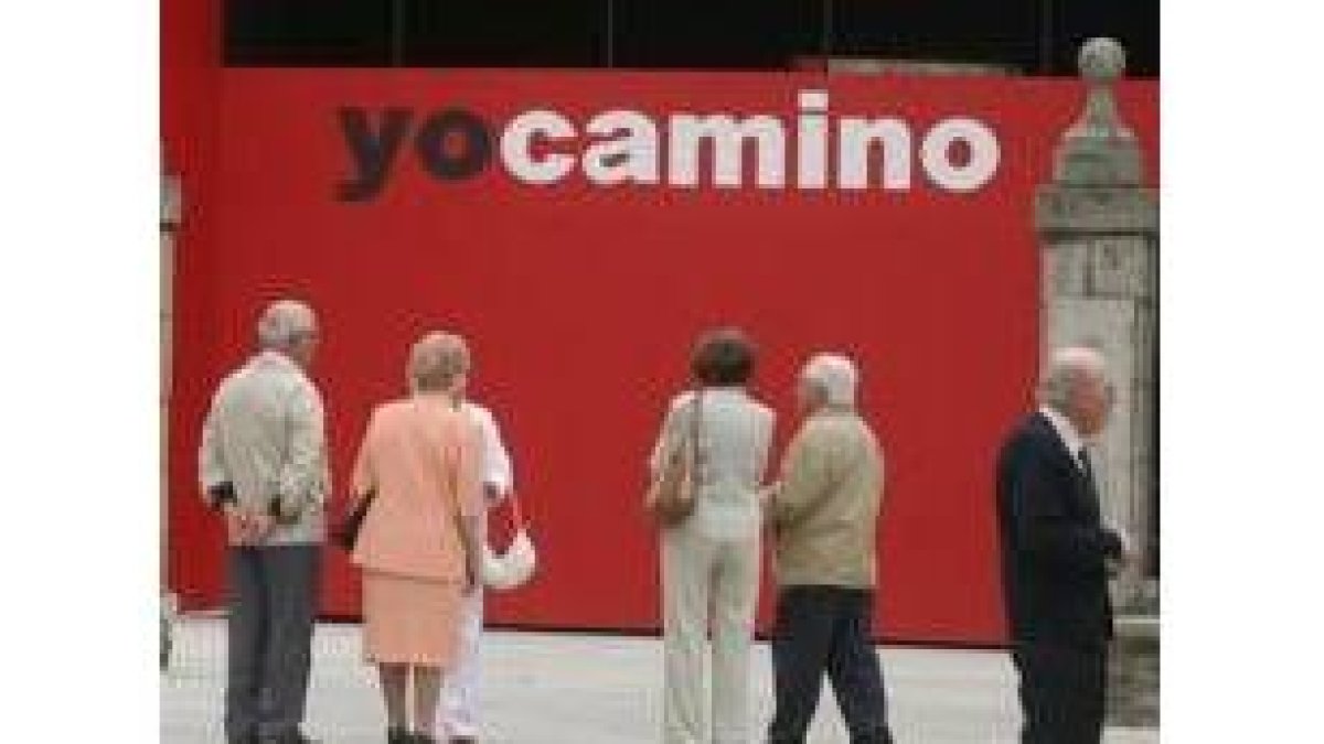 Un grupo de gente a la entrada de la exposición «Yo camino».