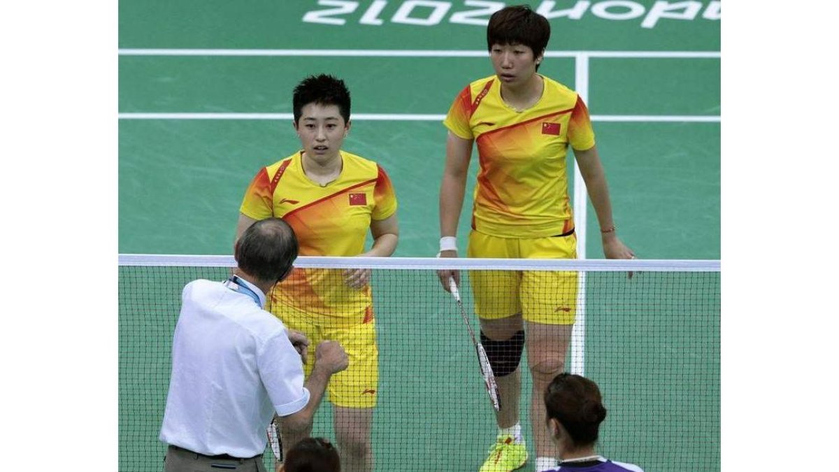 La pareja china Yu Yang y Wang Xiaoli recibe la reprimenda del árbitro por su actitud.