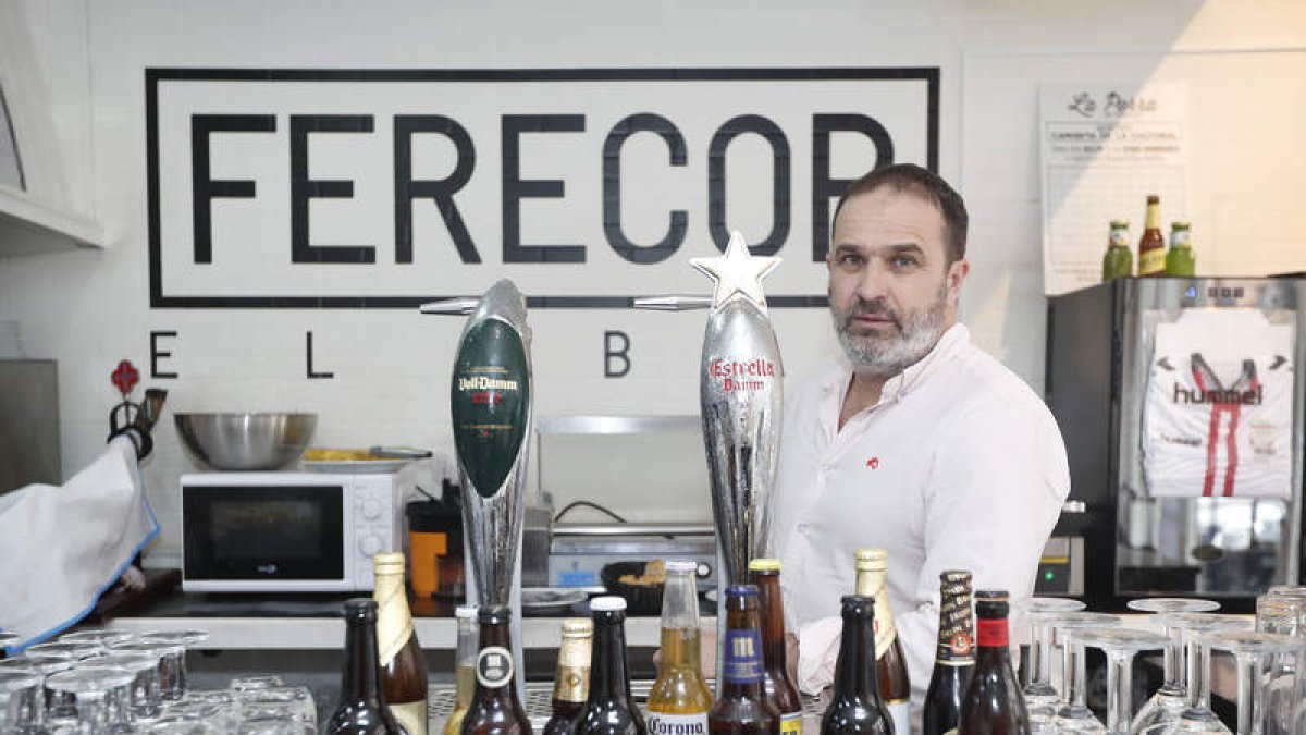 Ferecor El Bar se encuentra en la avenida Padre Isla número 105. El teléfono es 987 796 595. Abre los siete días de la semana desde las 9.00 horas.