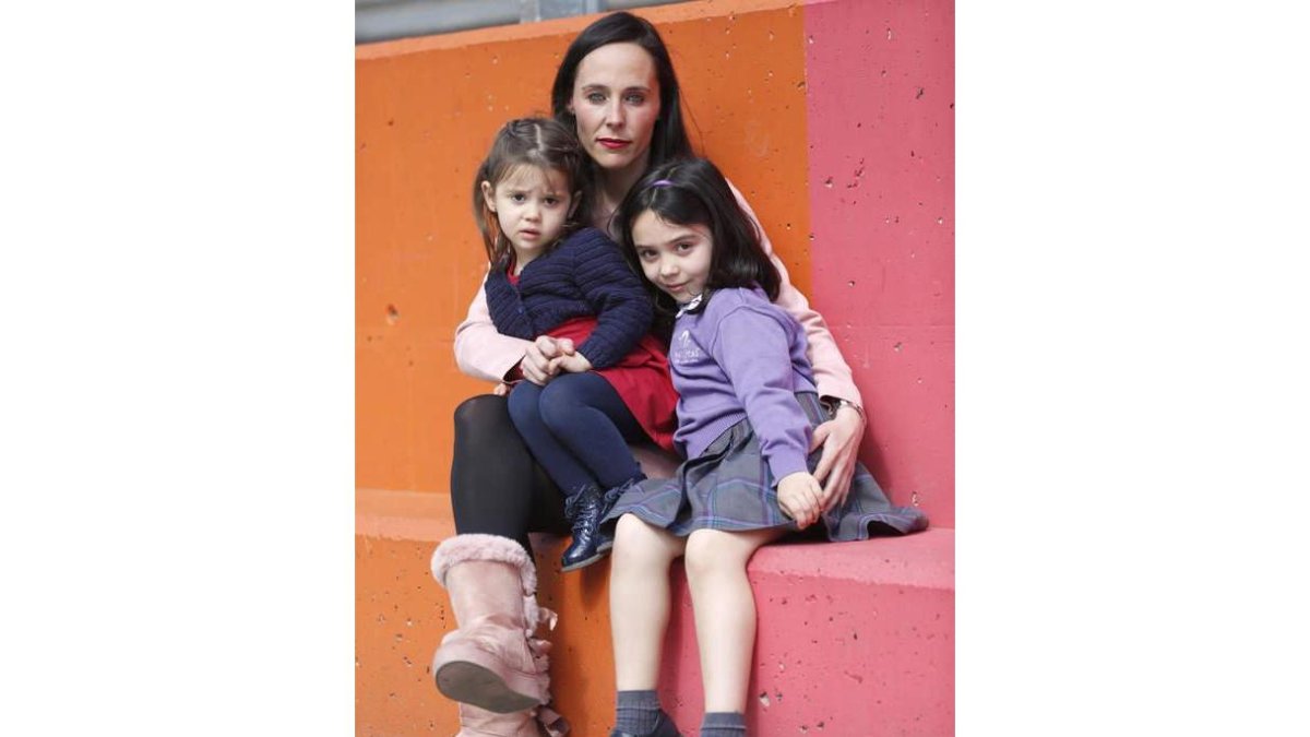 Sanda Llanos Martín con sus hijos.