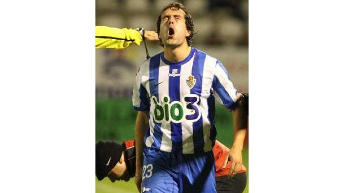 Sáizar se duele de un balonazo del portero visitante.