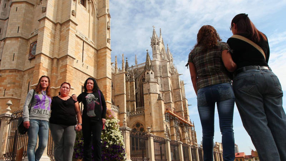 Cinco de las presas que han disfrutado el último permiso penitenciario para mujeres se dan cita en la plaza de la Catedral, un punto de encuentro común.