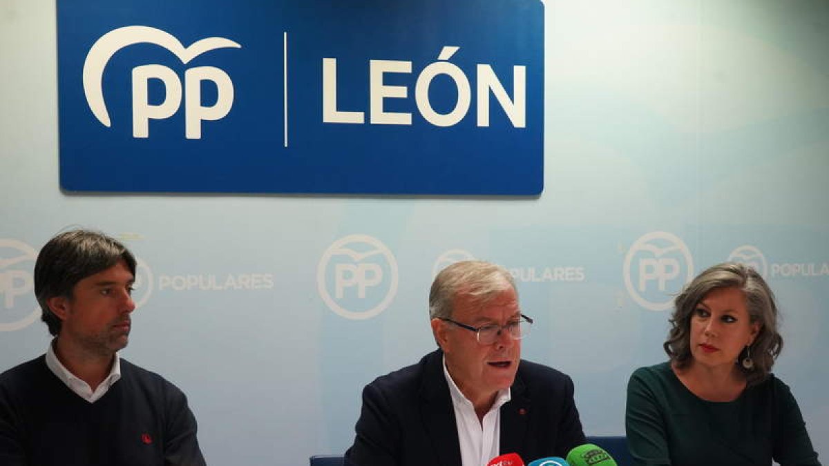 García Vega, Silván y Mayo, ayer en León. J. NOTARIO