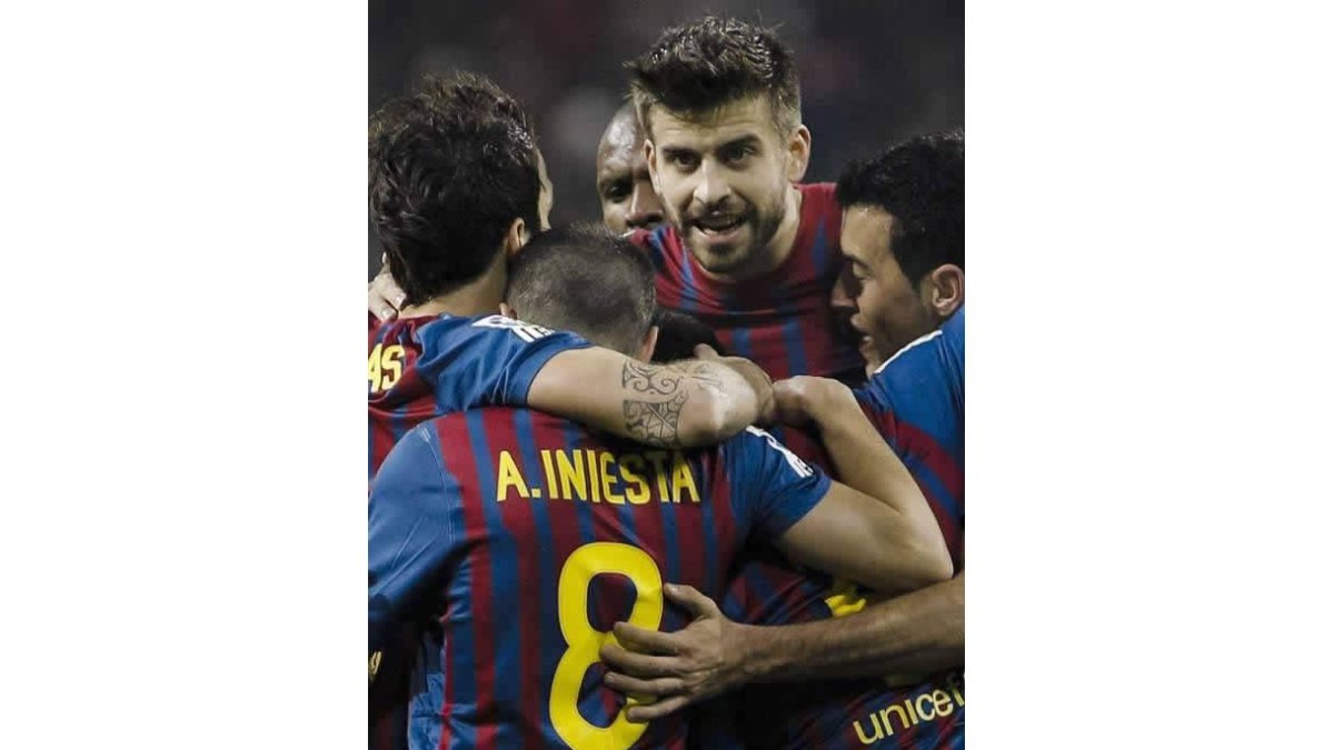 Piqué, Fábregas, Iniesta y Busquets abrazan a Alexis tras el primer tanto del Barça.