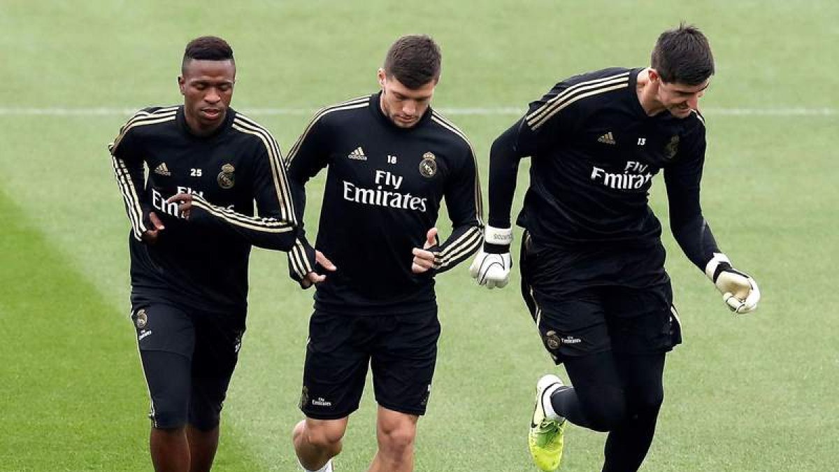 Luka Jovic, en el centro, entrena junto a Vinicius y el portero belga Thibaut Courtois. HIDALGO