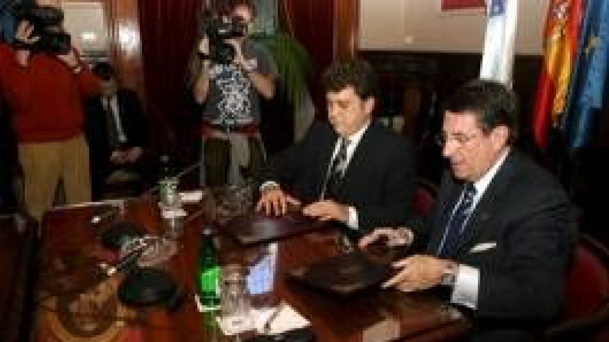 El alcalde Carlos López Riesco firmó ayer el convenio con el alcalde coruñés, Francisco Vázquez,