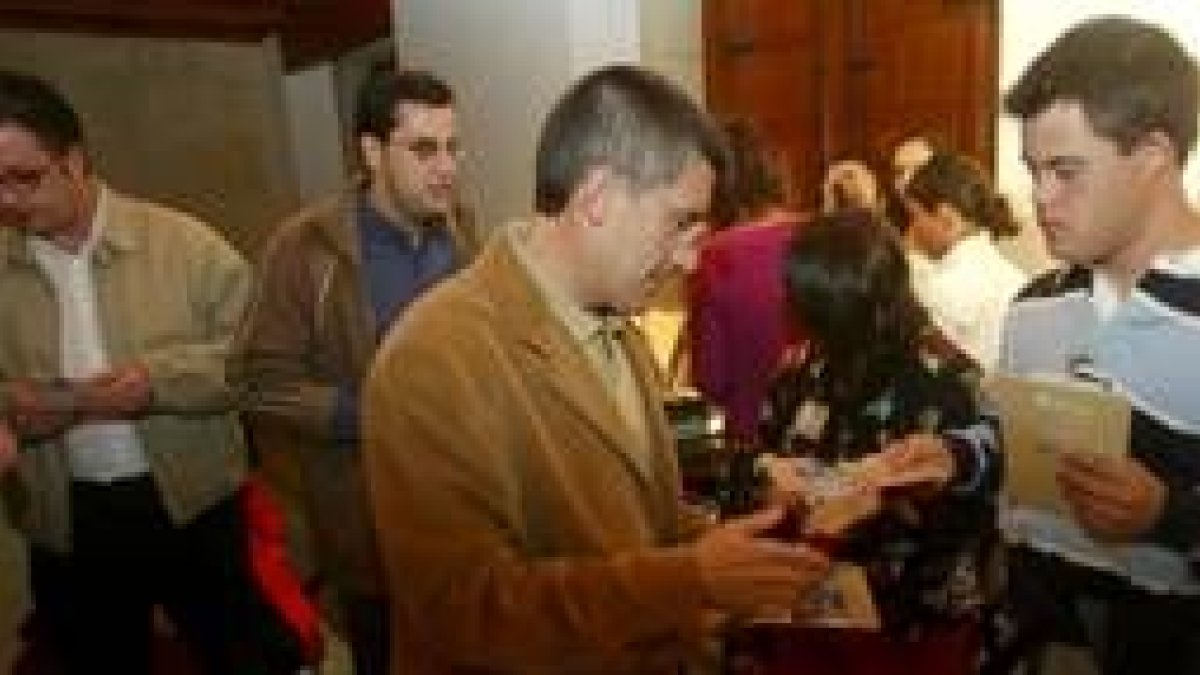 El alcalde de León acudió a la inauguración de la exposición en la Casa de las Carnicerías