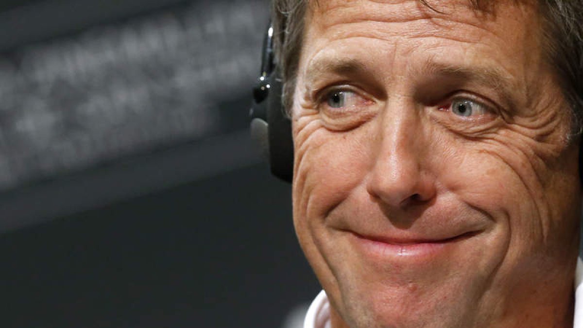 El actor inglés Hugh Grant durante su comparecencia ante los medios de comunicación en el Festival de San Sebastián. JAVIER ETXEZARRETA