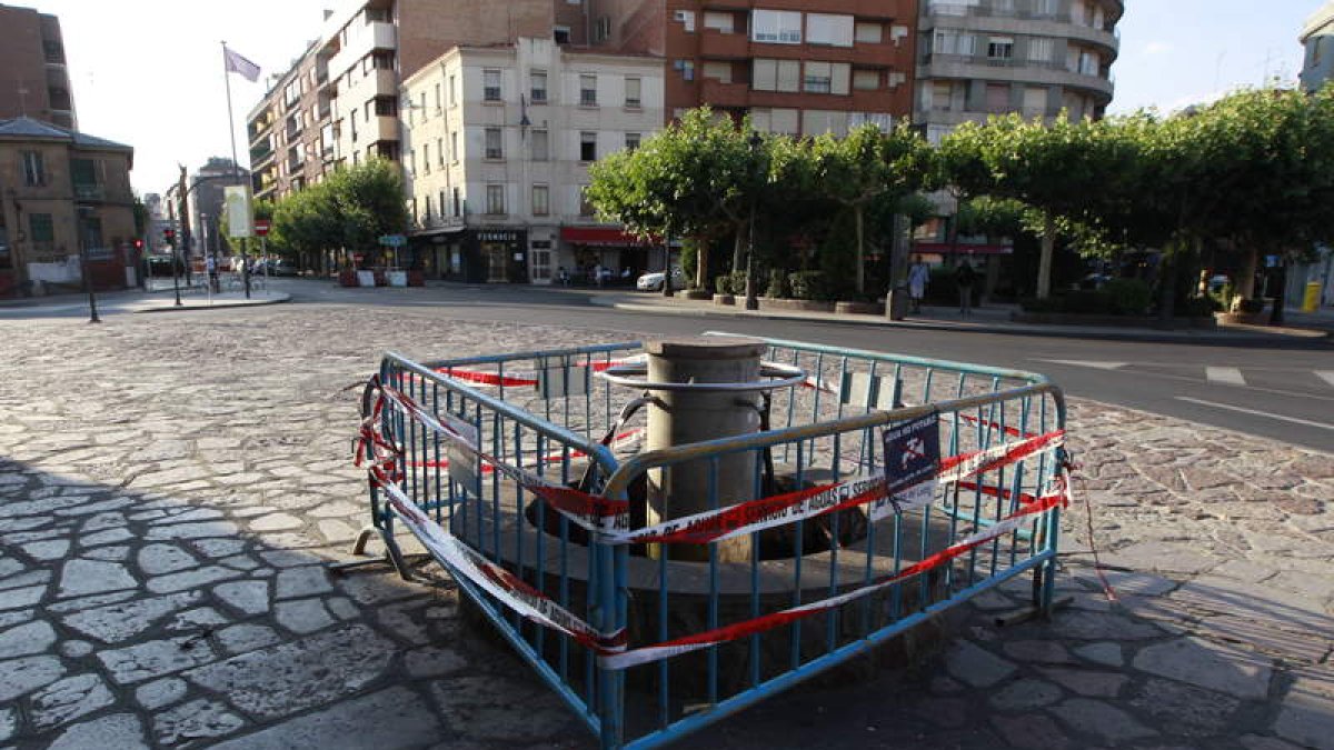 El caño del Espolón se mantiene vallado a la espera de mejores análisis de calidad.