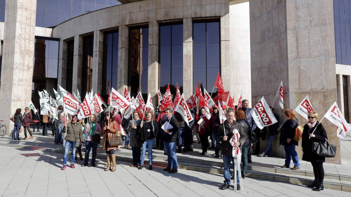 La protesta, a las puertas de la Junta