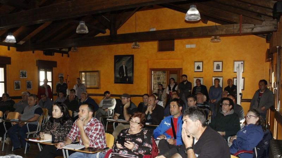 La reunión contó con muchos vecinos interesados en las normas del Prug. CAMPOS