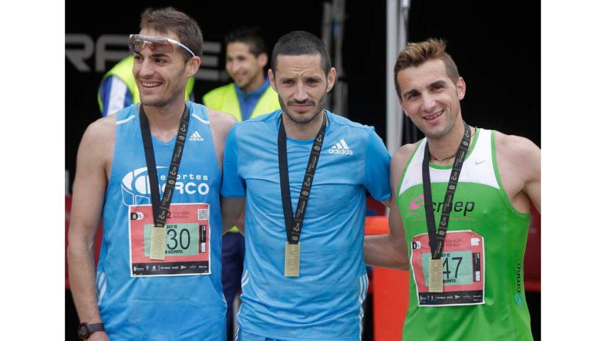 Álex Martínez (i) con su medalla de bronce.