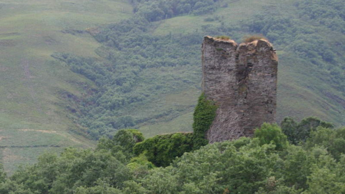 Balboa alertó el año pasado del riesgo de desplome de la torre de su castillo. ANA F. BARREDO
