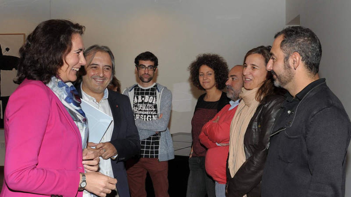 La presidenta de las Cortes, Josefa García Cirac, recibe a los miembros de la Red Europea contra la Pobreza.