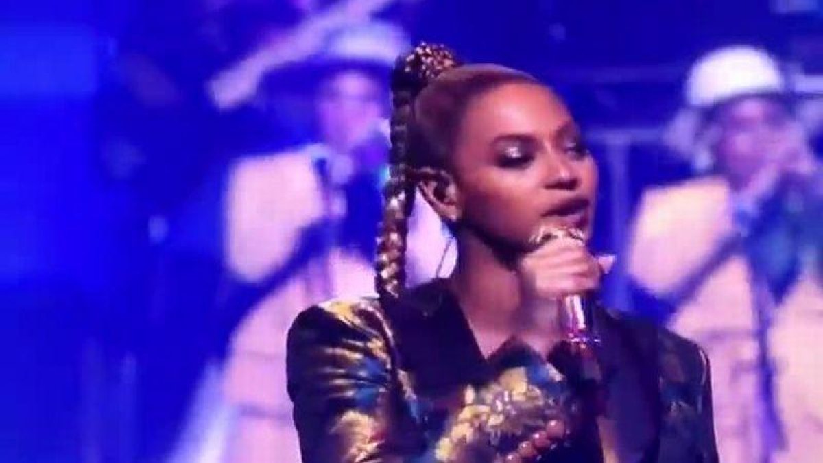 Beyoncé pide al público de su concierto en Nueva York que vaya a votar en las elecciones presidenciales.