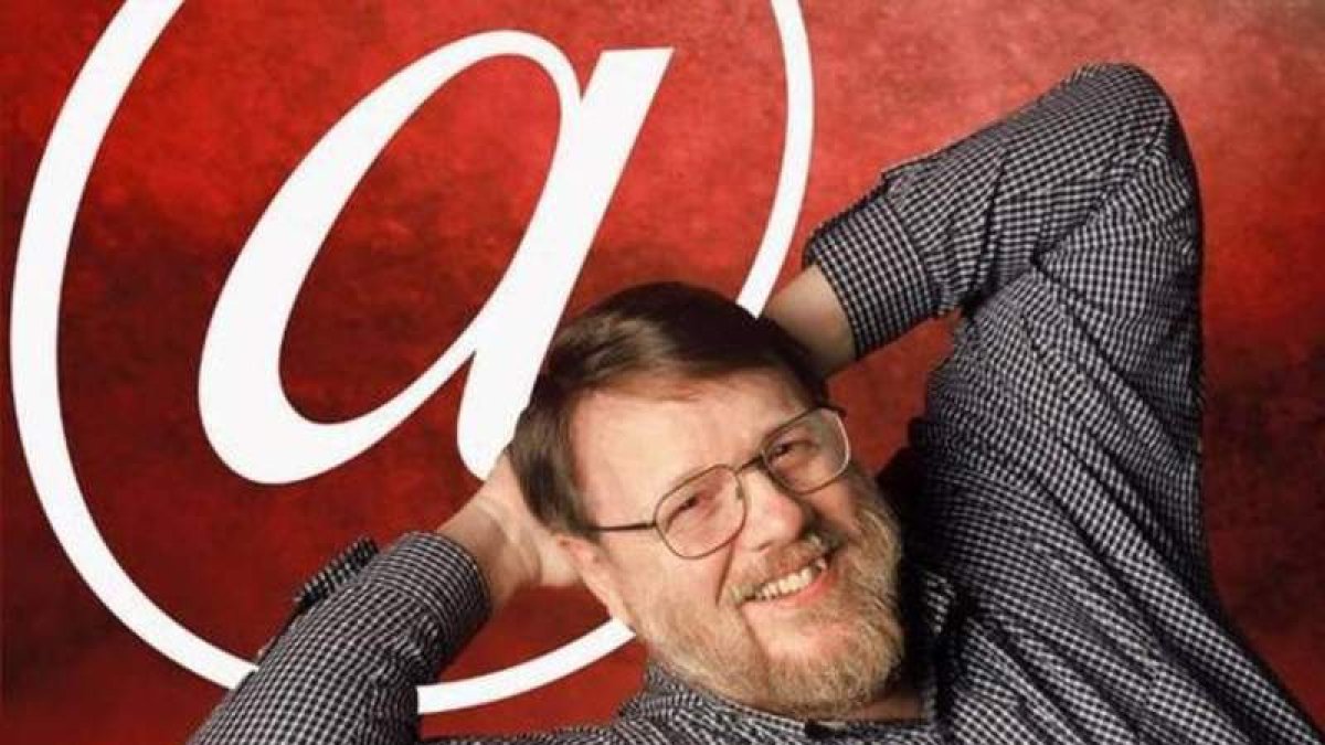 Raymond Tomlinson, en una fotografía junto al símbolo de la arroba que popularizó en los mensajes electrónicos. dl