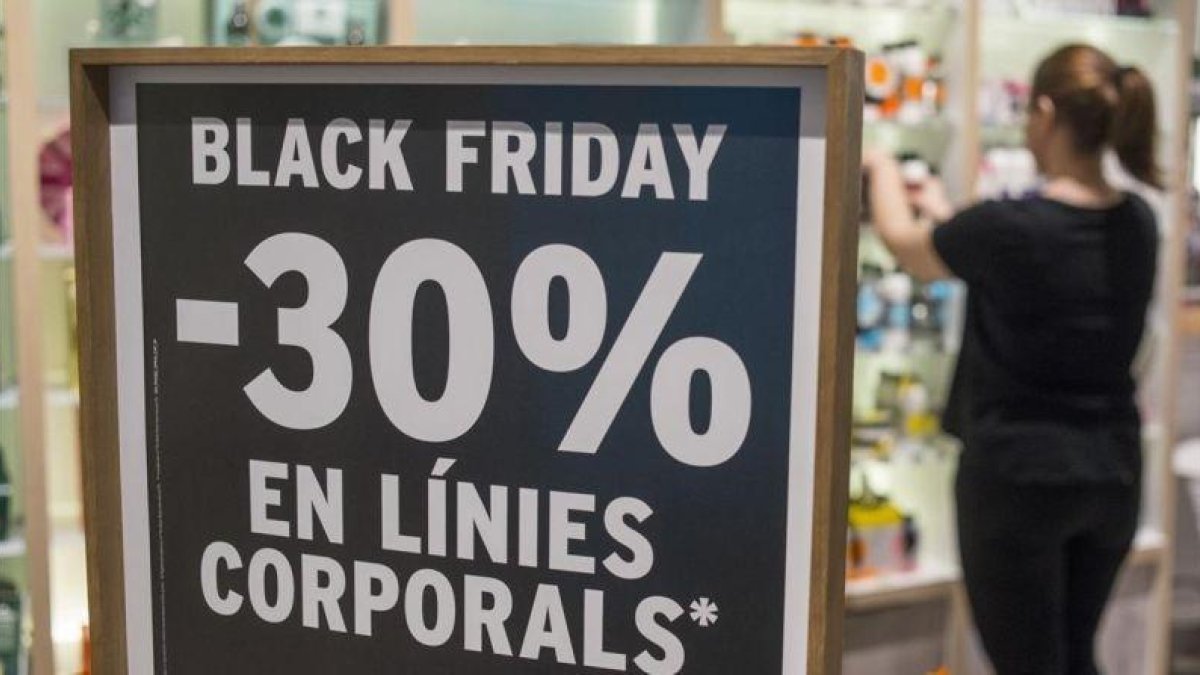 Carteles de Black Friday en una tienda de Barcelona.
