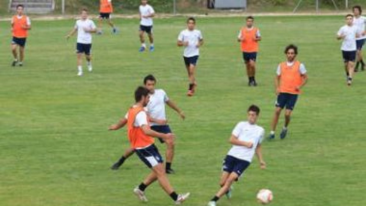 El filial llevó a cabo su primer entrenamiento en Compostilla.