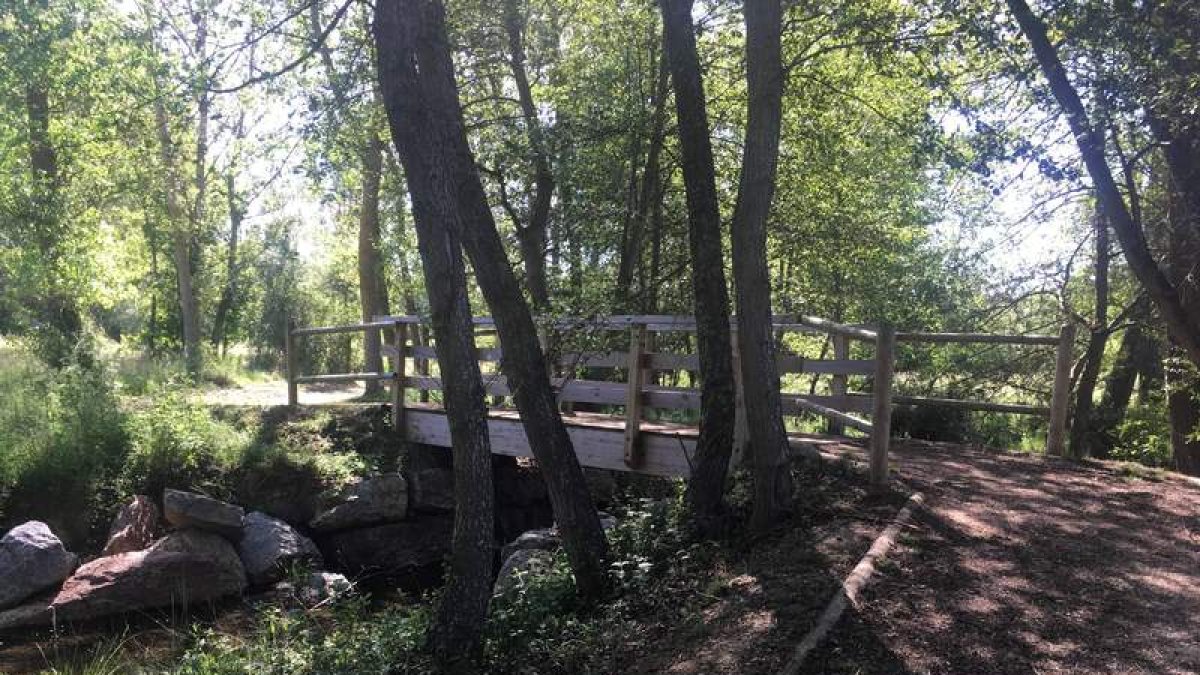 La Venta de la Cruz, La Jana y Entrevalles ofrecen al ciclista y al caminante cuarenta kilómetros de sendas de tierra en Ferral de Bernesga, Villabalter y Trobajo del Camino. Unos caminos anchos entre arroyos y arboleda, que están desbrozados y señalizado