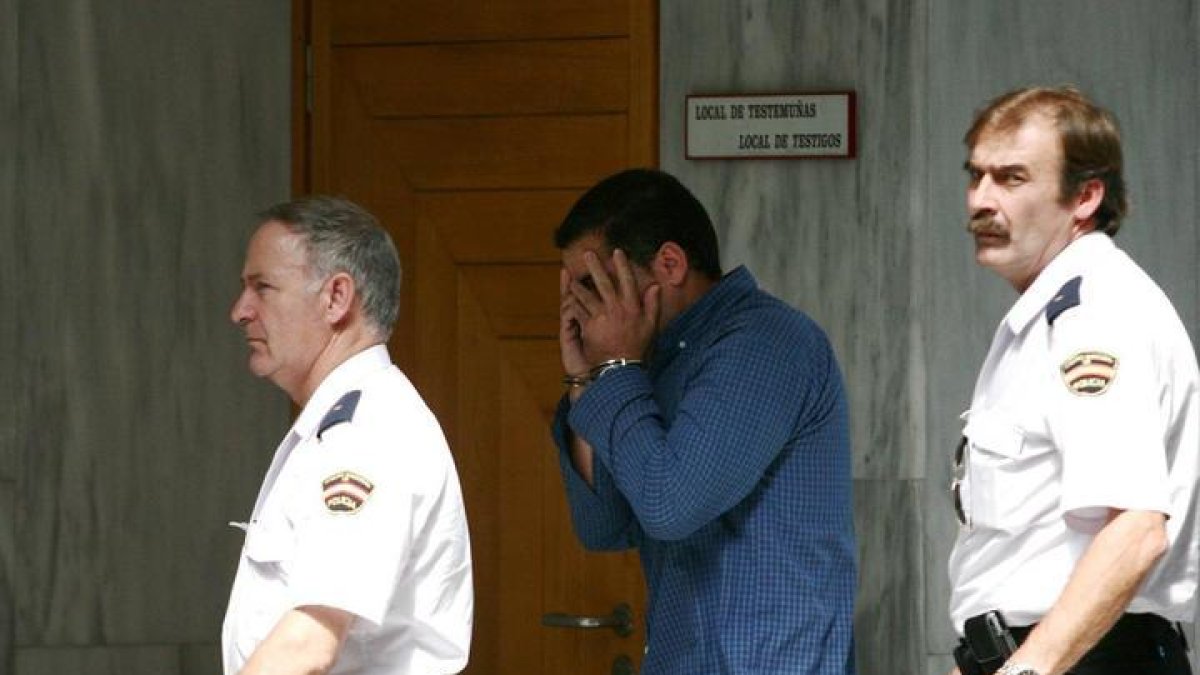 El violador del chándal, Andrés Mayo, durante el juicio en La Coruña por volver a violar