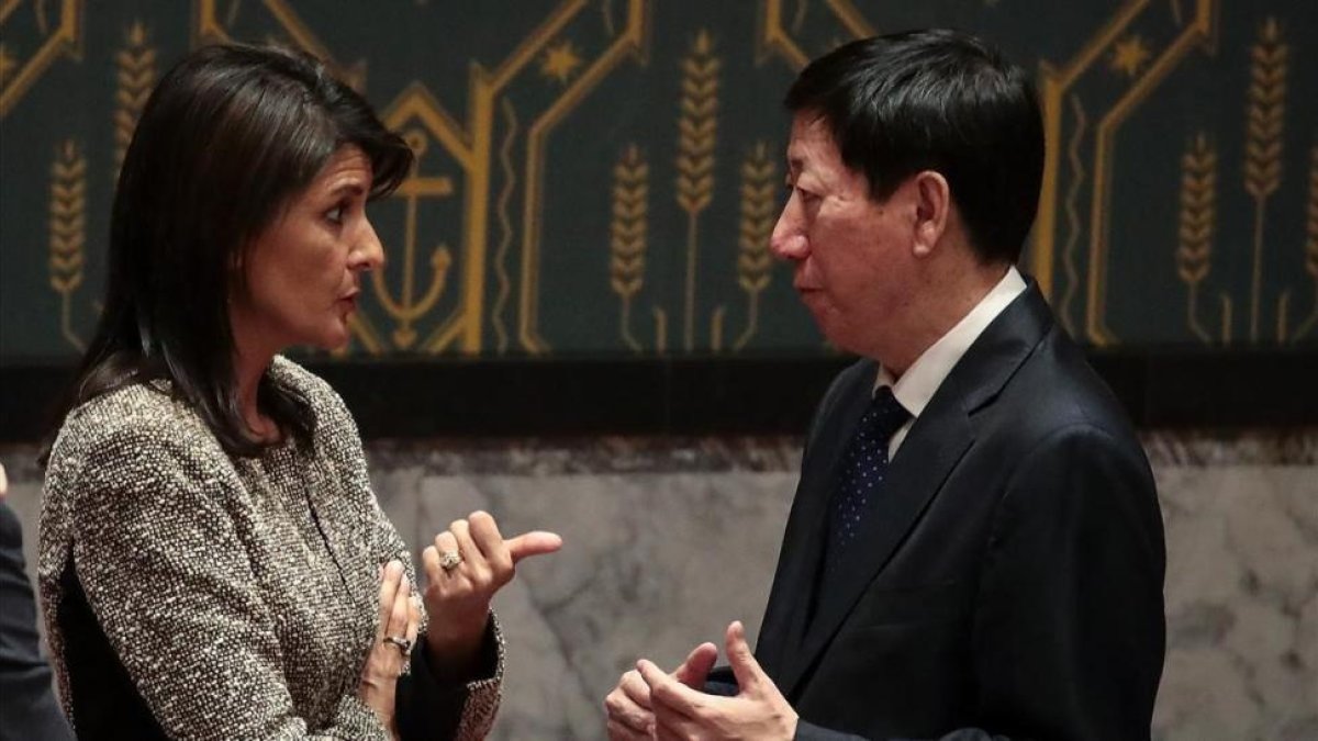 La embajadora de EEUU ante la ONU, Nikki Haley, conversa con su homólogo chino, Wu Haitao.
