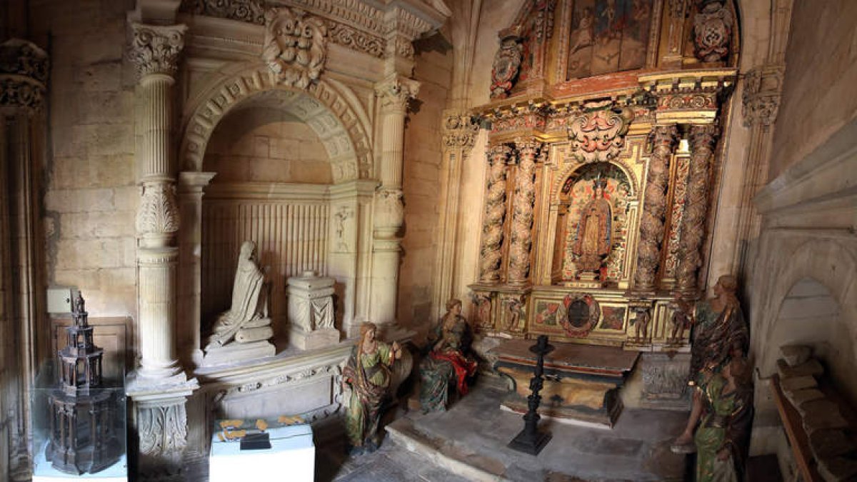 Vista panorámica de la capilla, con el mausoleo del Conde Rebolledo, el altar y cuatro tallas del antiguo órgano barroco. RAMIRO