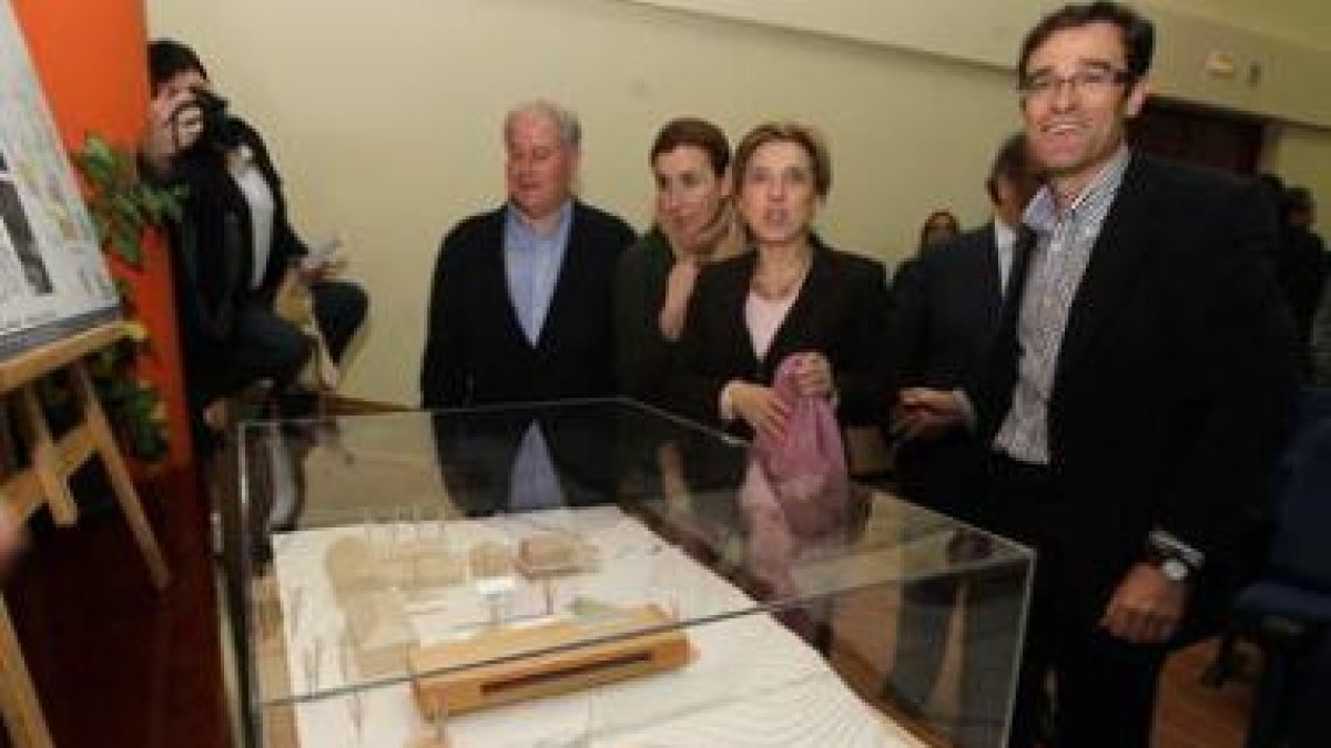 Demetrio Alfonso Canedo, Rosa Urbón y María José Salgueiro junto al arquitecto Félix Jové.