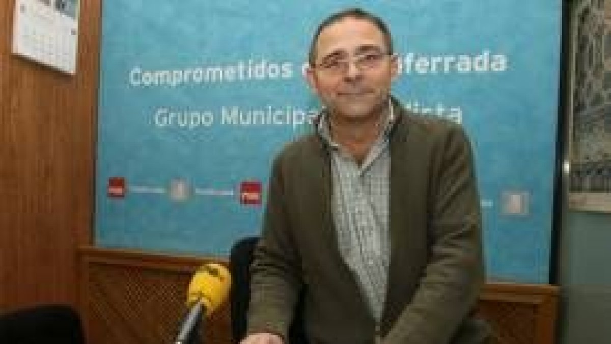 El concejal socialista Fernando de la Torre, ayer en la sede del grupo socialista municipal