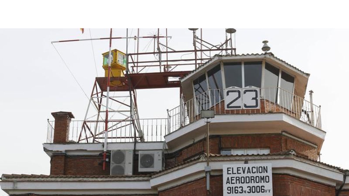Cartel que anuncia la altitud de la base aérea de La Virgen del Camino, donde Aemet mide la temperatura de León.