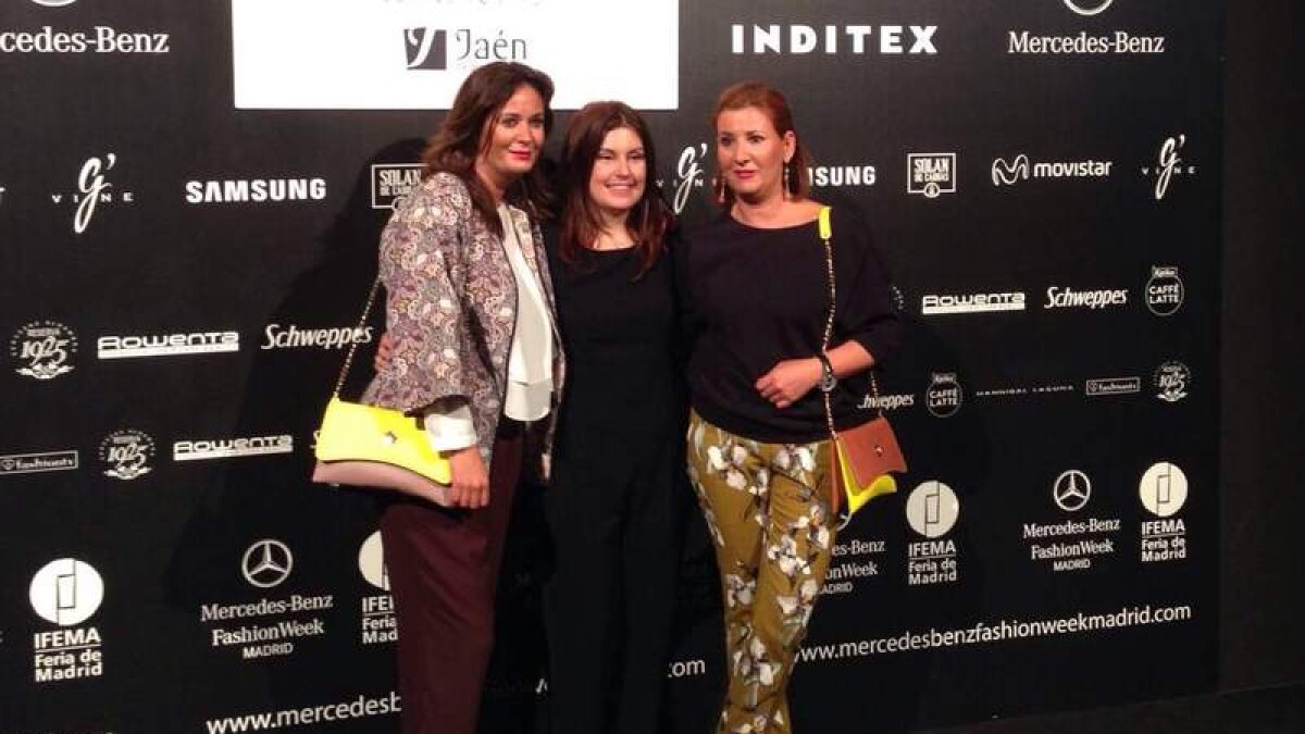 Amaya y Begoña junto a la diseñadora Esther Noriega.