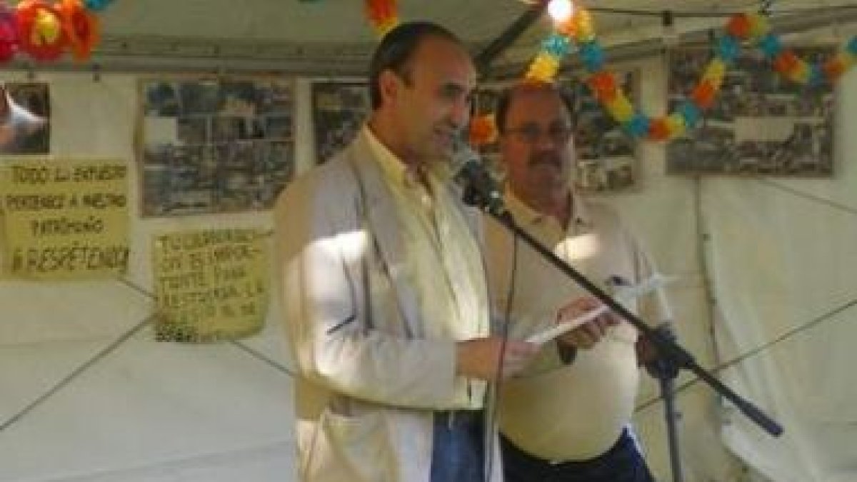 Enrique Soto pronuncia su optimista pregón en las fiestas de Prada de la Sierra.