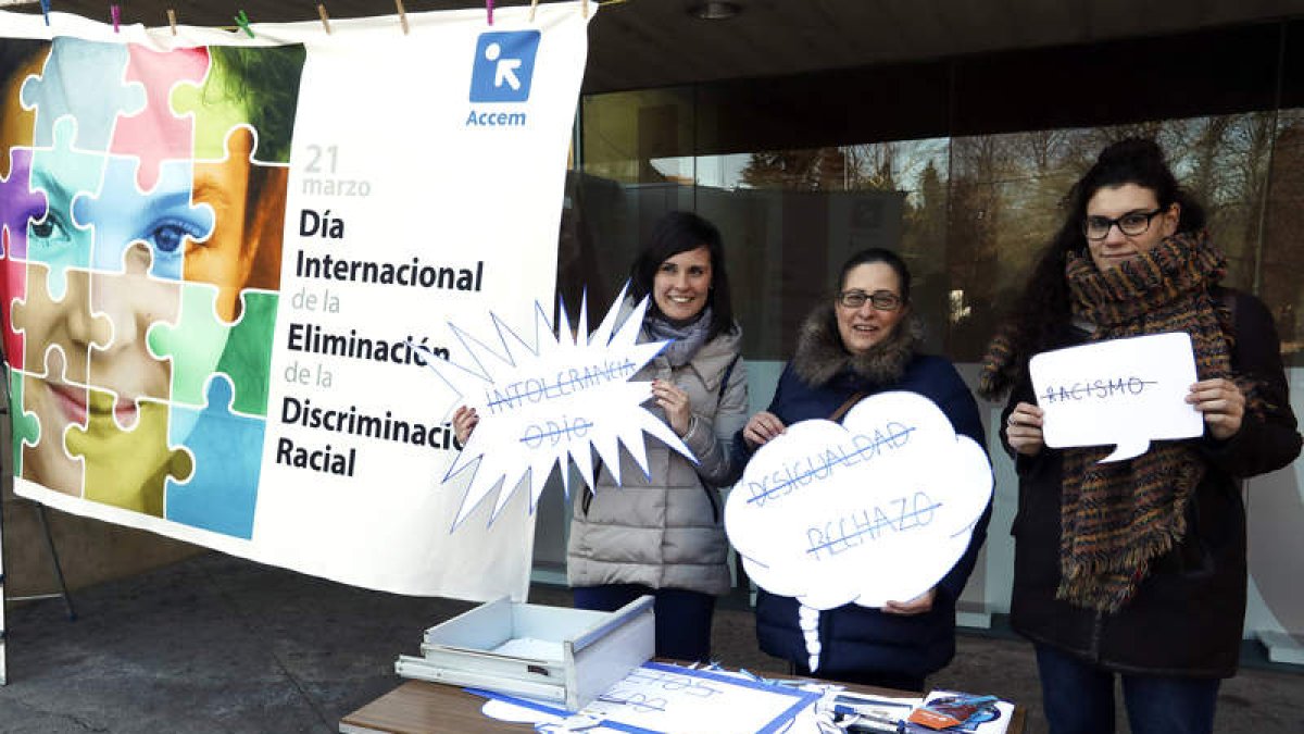 Responsables de Accem, ayer en el Centro Cívico con motivo del Día Internacional de la Discriminación Racial. MARCIANO PÉREZ