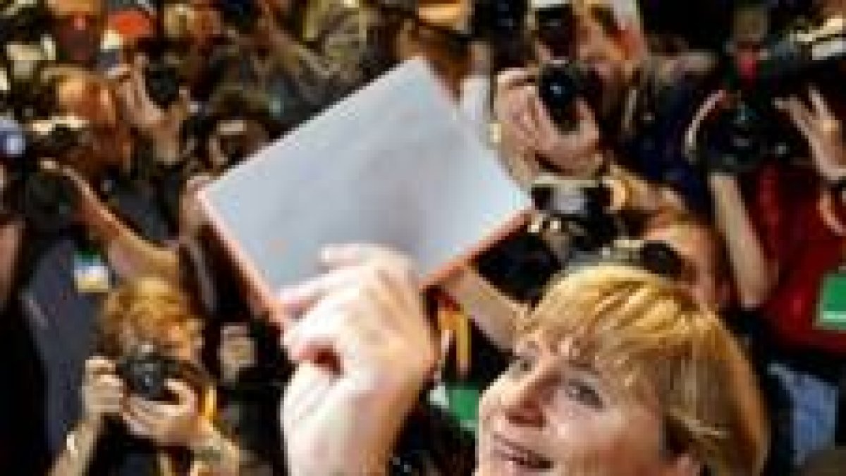 Una sexagenaria encabeza una manifestación de la oposición