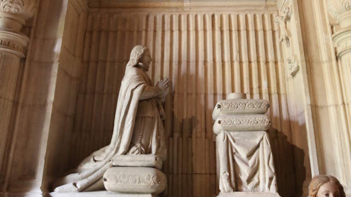 Sepulcro del Conde Rebolledo en su capilla de la Catedral de León.