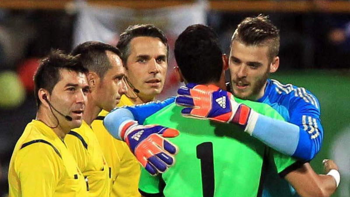 David De Gea se abraza con Keylor Navas en el España-Costa Rica disputado en León