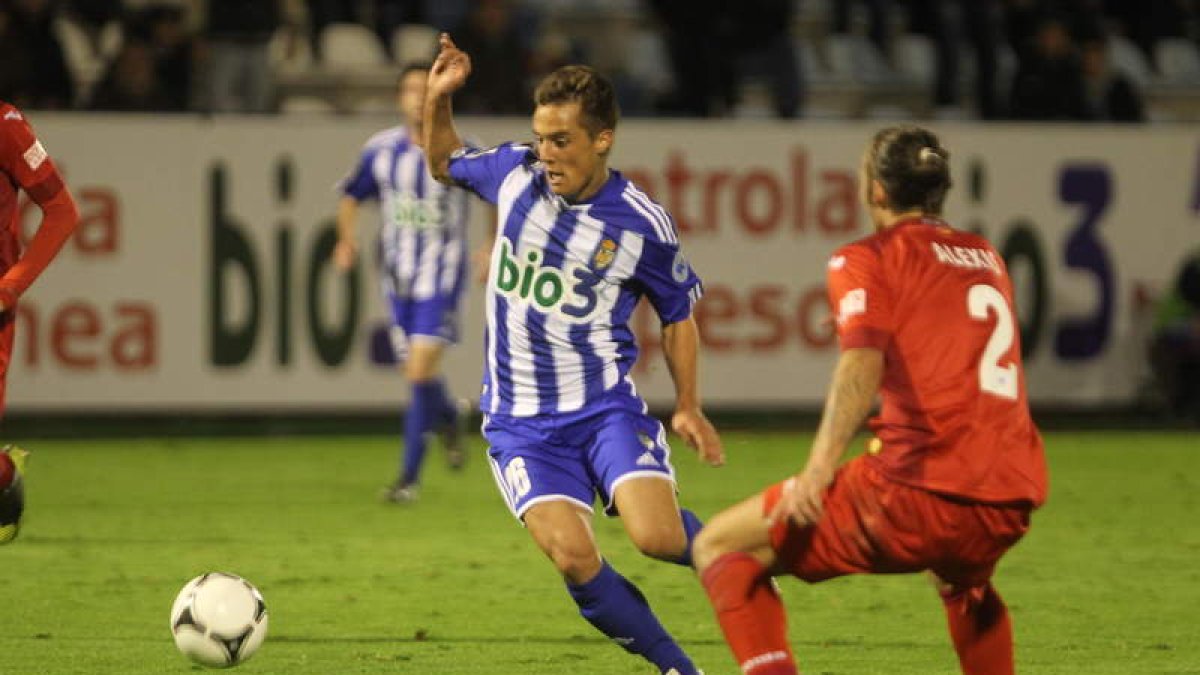 Adán Gurdiel debutó en El Toralín esta temporada tras haber jugado en Huesca en Copa.