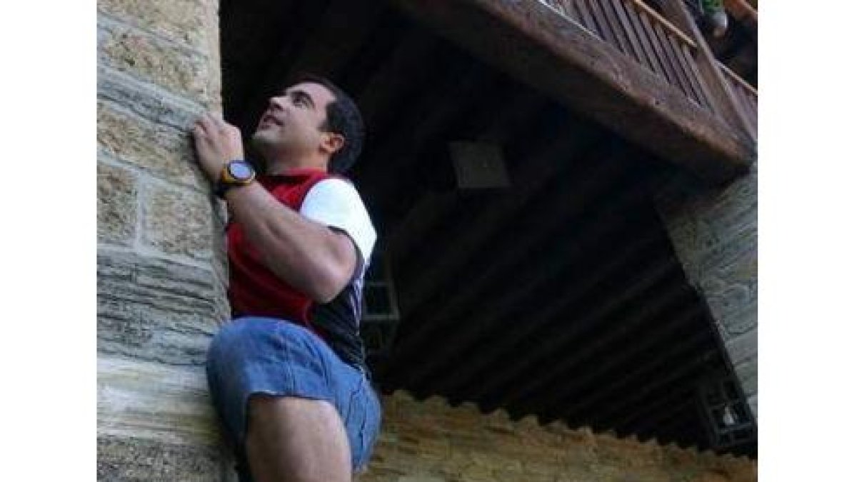 Neira presentó su aventura en el Palacio de Canedo.
